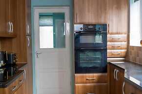 Stylish 4 Bed Apartment- Private Garden & Sleeps 8