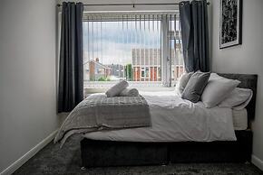 Stylish 4 Bed Apartment- Private Garden & Sleeps 8