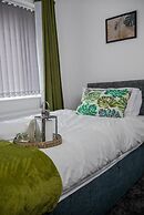 Stylish 4 Bed Apartment- Private Garden & Sleeps 8