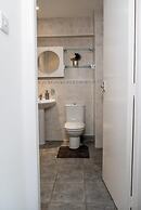 Stylish 4 Bed Apartment- Private Garden & Sleeps 8