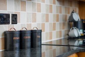 Stylish 4 Bed Apartment- Private Garden & Sleeps 8