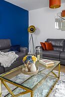 Stylish 4 Bed Apartment- Private Garden & Sleeps 8