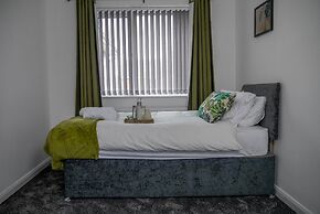 Stylish 4 Bed Apartment- Private Garden & Sleeps 8