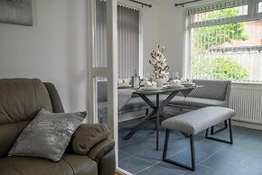 Stylish 4 Bed Apartment- Private Garden & Sleeps 8