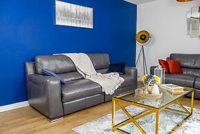 Stylish 4 Bed Apartment- Private Garden & Sleeps 8