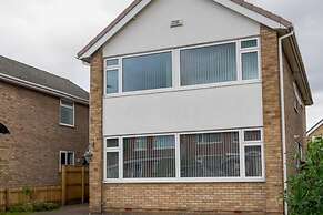 Stylish 4 Bed Apartment- Private Garden & Sleeps 8