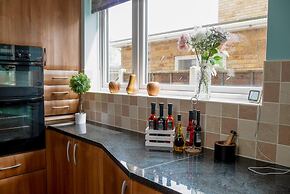 Stylish 4 Bed Apartment- Private Garden & Sleeps 8