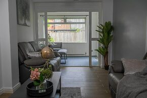 Stylish 4 Bed Apartment- Private Garden & Sleeps 8
