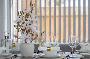 Stylish 4 Bed Apartment- Private Garden & Sleeps 8