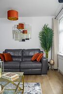 Stylish 4 Bed Apartment- Private Garden & Sleeps 8
