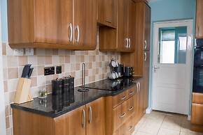 Stylish 4 Bed Apartment- Private Garden & Sleeps 8