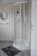 Stylish 4 Bed Apartment- Private Garden & Sleeps 8