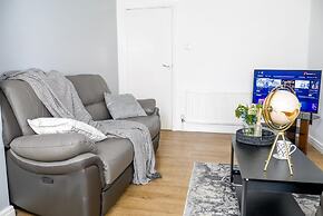 Stylish 4 Bed Apartment- Private Garden & Sleeps 8