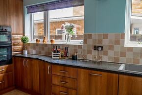 Stylish 4 Bed Apartment- Private Garden & Sleeps 8