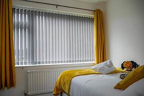 Stylish 4 Bed Apartment- Private Garden & Sleeps 8