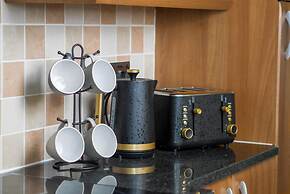 Stylish 4 Bed Apartment- Private Garden & Sleeps 8