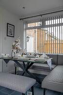 Stylish 4 Bed Apartment- Private Garden & Sleeps 8