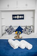 Stylish 4 Bed Apartment- Private Garden & Sleeps 8