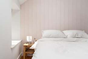 Seaview-2br-sleeps5-cottage-fastwifi-woodburner