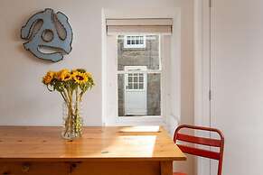 Seaview-2br-sleeps5-cottage-fastwifi-woodburner