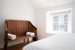 Seaview-2br-sleeps5-cottage-fastwifi-woodburner