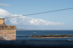 Seaview-2br-sleeps5-cottage-fastwifi-woodburner