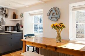 Seaview-2br-sleeps5-cottage-fastwifi-woodburner