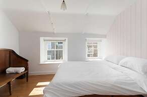 Seaview-2br-sleeps5-cottage-fastwifi-woodburner