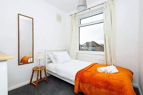 Carr Manor Cozy House in Leeds