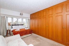 Carr Manor Cozy House in Leeds