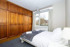 Carr Manor Cozy House in Leeds