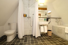 The Three Sisters Hotel