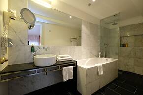 The Three Sisters Hotel