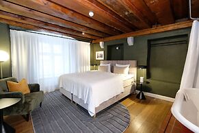 The Three Sisters Hotel