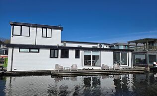 HouseBoat the NEW LAKE