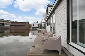 HouseBoat the NEW LAKE