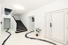 Bucharest Studio Wonderland Room