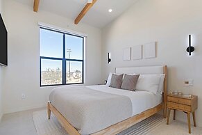 Private Pool, Hot Tub, Firepit Modern Oasis Blue Mirage by Avantstay