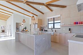 Private Pool, Hot Tub, Firepit Modern Oasis Blue Mirage by Avantstay