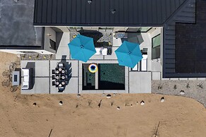 Private Pool, Hot Tub, Firepit Modern Oasis Blue Mirage by Avantstay