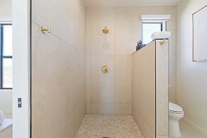 Private Pool, Hot Tub, Firepit Modern Oasis Blue Mirage by Avantstay