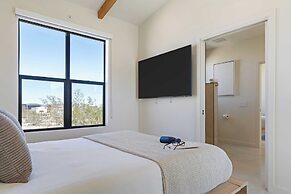 Private Pool, Hot Tub, Firepit Modern Oasis Blue Mirage by Avantstay