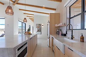 Private Pool, Hot Tub, Firepit Modern Oasis Blue Mirage by Avantstay