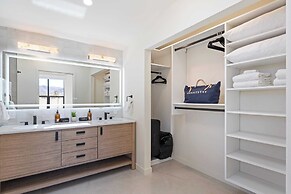 Private Pool, Hot Tub, Firepit Modern Oasis Blue Mirage by Avantstay