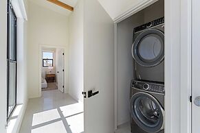 Private Pool, Hot Tub, Firepit Modern Oasis Blue Mirage by Avantstay