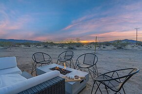 Private Pool, Hot Tub, Firepit Modern Oasis Blue Mirage by Avantstay
