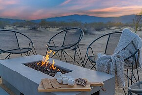 Private Pool, Hot Tub, Firepit Modern Oasis Blue Mirage by Avantstay