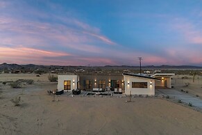 Private Pool, Hot Tub, Firepit Modern Oasis Blue Mirage by Avantstay