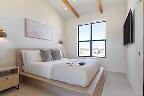 Private Pool, Hot Tub, Firepit Modern Oasis Blue Mirage by Avantstay