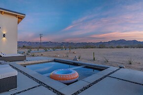 Private Pool, Hot Tub, Firepit Modern Oasis Blue Mirage by Avantstay